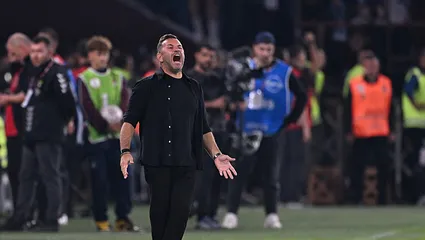 Okan Buruk kırmızı kart gördü!
