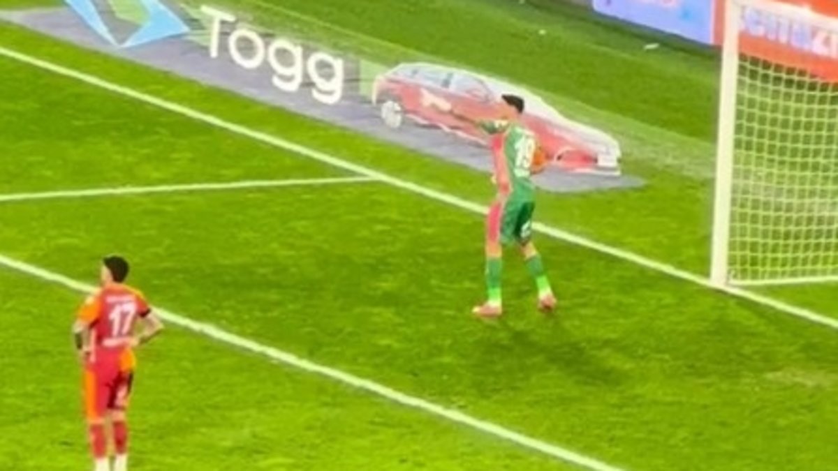 Yağmurluk ayağına dolandı