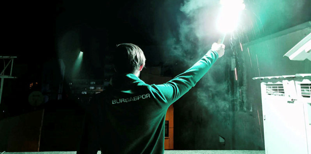 Bursaspor taraftarlarından sağlık çalışanlarına meşaleli destek