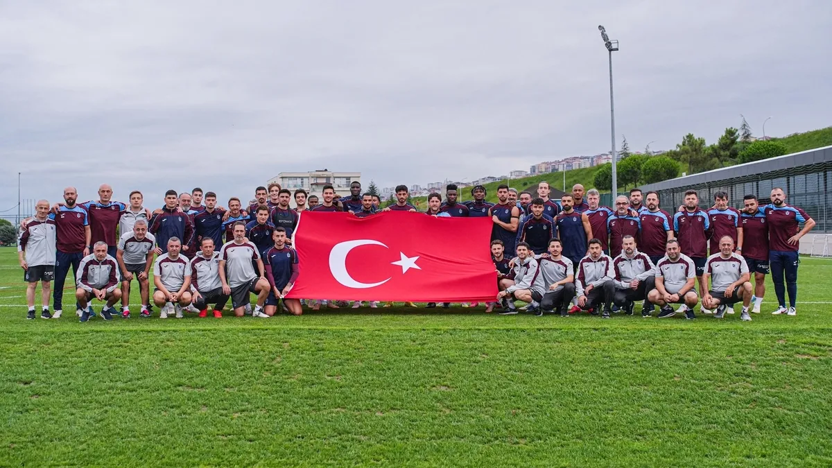 Şanlı Türk Bayrağı’nın altında