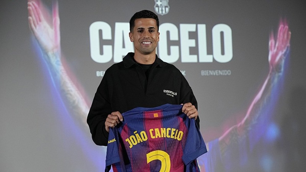 Barcelona Joao Cancelo'yu kadrosuna kattı!