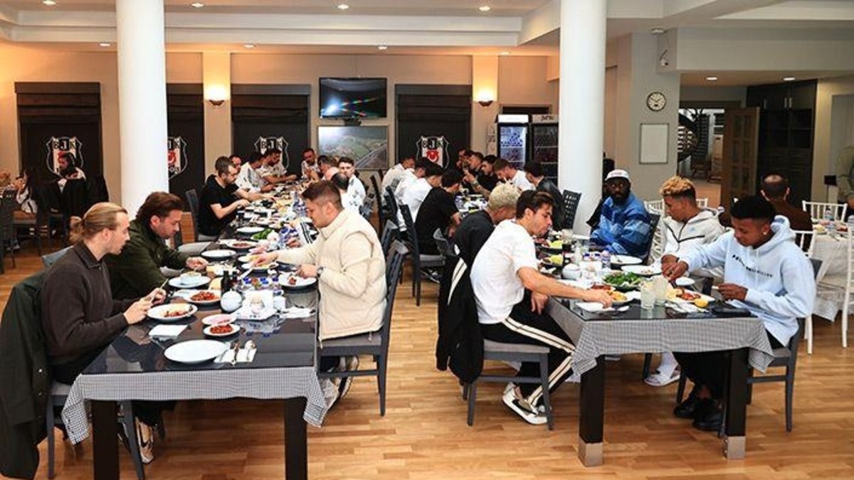 Beşiktaş Futbol Takımı'nda bayramlaşma töreni gerçekleştirildi! Beşiktaş Futbol Takımı'nda bayramlaşma töreni gerçekleştirildi!