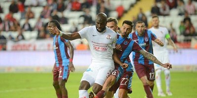 Alkışlar Doukara’ya