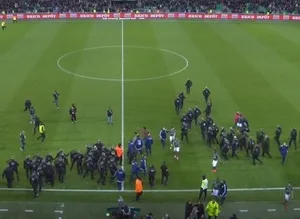 Tribünler sahaya indi!