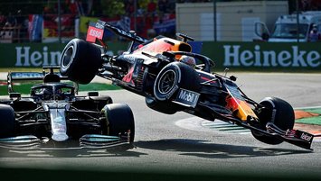 Formula 1'de tarihi kaza! Hamilton ve Verstappen...