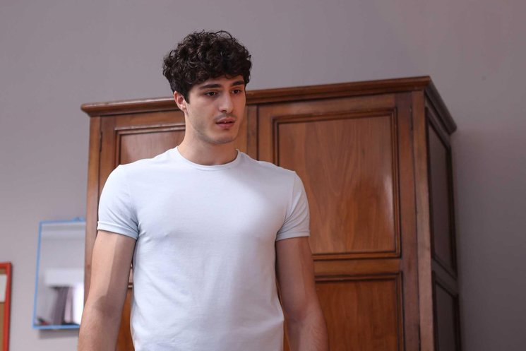 kendi-dusen-aglamaz-6-bolum-izle-kendi-dusen-aglamaz-yeni-bolum-full-izle-trt-1-kendi-dusen-aglamaz-canli-izle-1690458665548.jpeg