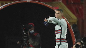 Kaptanlık bandını yere atmıştı... Ronaldo'ya ceza şoku!