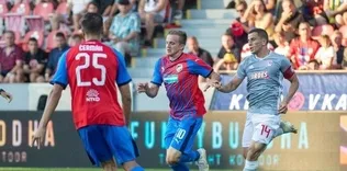 Olimpiakos avantajlı
