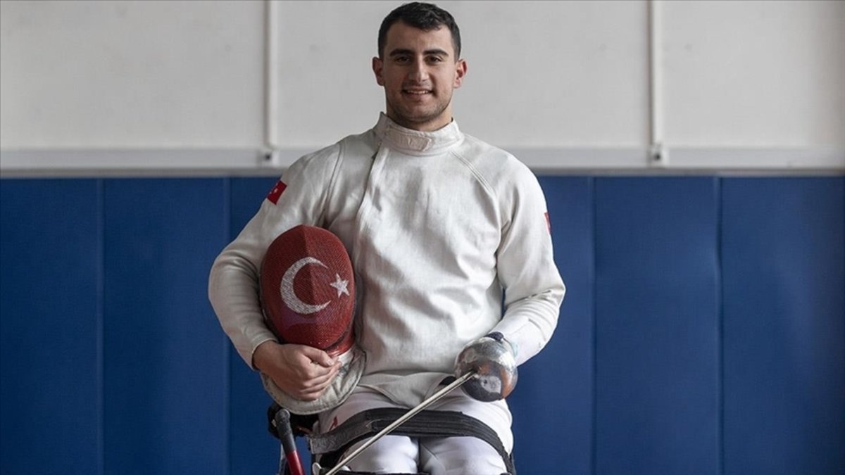 Milli para eskrimci Hakan Akkaya, İtalya'daki Dünya Kupası'nda altın madalya kazandı!