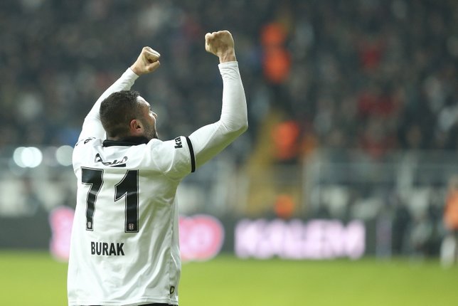 Beşiktaş'ta Burak Yılmaz taraftarla buzları eritti!