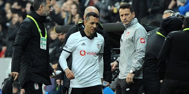 Beşiktaş'ta Adriano sakatlandı