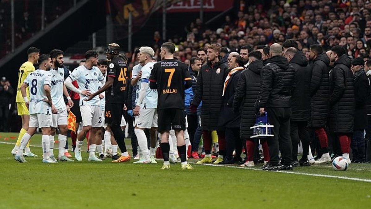 Ahmet Çakar'dan Galatasaray-Adana Demirspor maçının yarıda kalmasına flaş yorum: Kral Çıplak! Ahmet Çakar'dan Galatasaray-Adana Demirspor maçının yarıda kalmasına flaş yorum: Kral Çıplak!