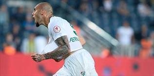 Fernandao imzayı atıyor