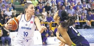 Dişi Kanarya yarı final için sahnede