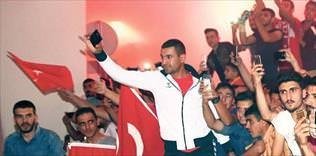Türk taraftarlar sehri istila etti