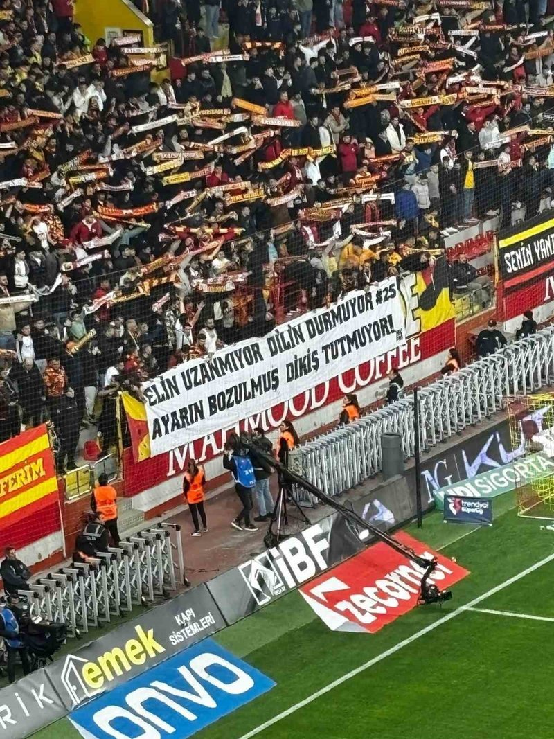 kayserispor-taraftarindan-bilale-tepki-elin-uzamiyor-dilin-durmuyor-1776065651967.jpg