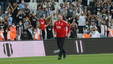Beşiktaş Teknik Direktörü Sergen Yalçın soyunma odasından döndü