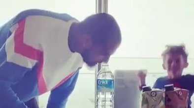 Muzip Boateng! Annesini böyle şakaladı