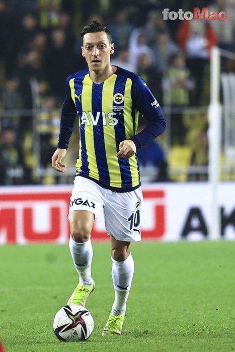 Fenerbahçeli Mesut Özil'e Almanya'dan sert eleştiri! "Oynasa da oynamasa da önemli değil"