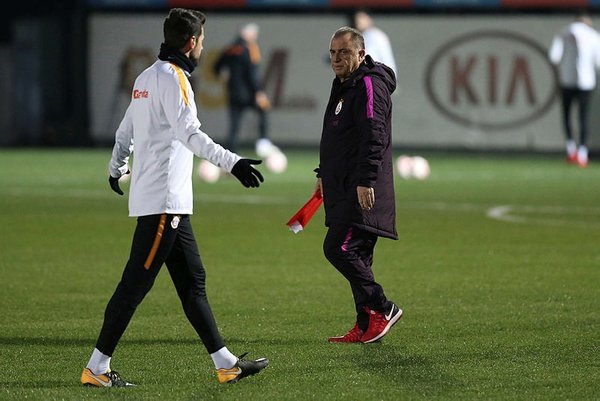Terim'in elinde dikkat çeken dosya!