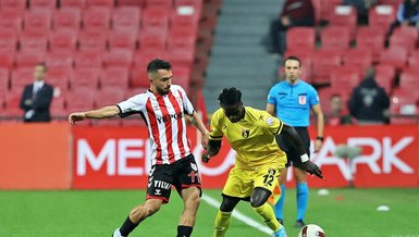 Emre Kılınç form tutuyor