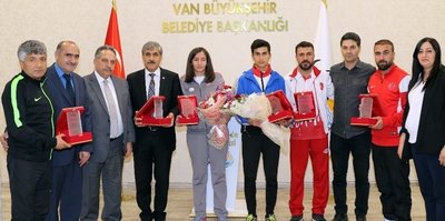 Başarılı sporcular ödüllendirildi