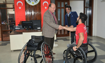 Başkan Özakcan engelli sporcuyu sevindirdi