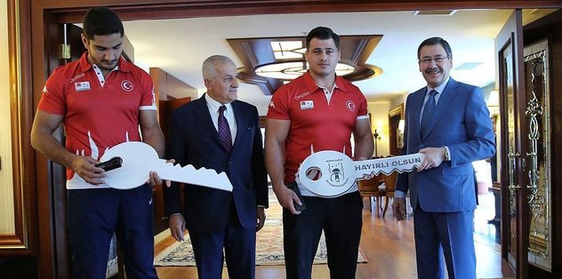 Taha ve Rıza hediyelerini aldı