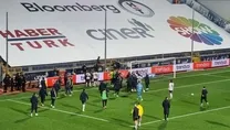 Devre arasında futbolcular birbirine girdi