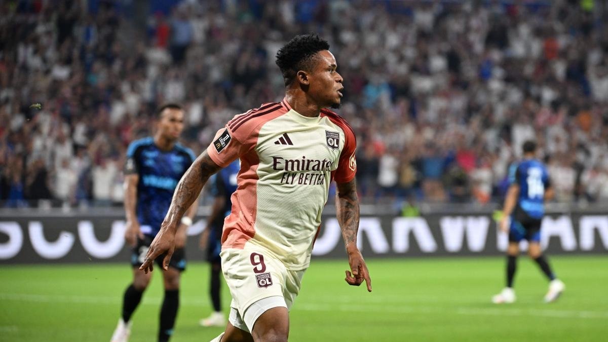 Trabzonspor'a transferde devler rakip! Gift Orban...