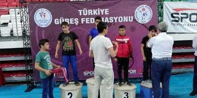 Akyazılı güreşciler göz doldyrdu