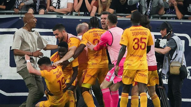 Bordeaux - Rodez maçında şok olay Taraftarın saldırdığı futbolcu beyin