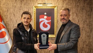 Enis Bardhi’ye teşekkür plaketi