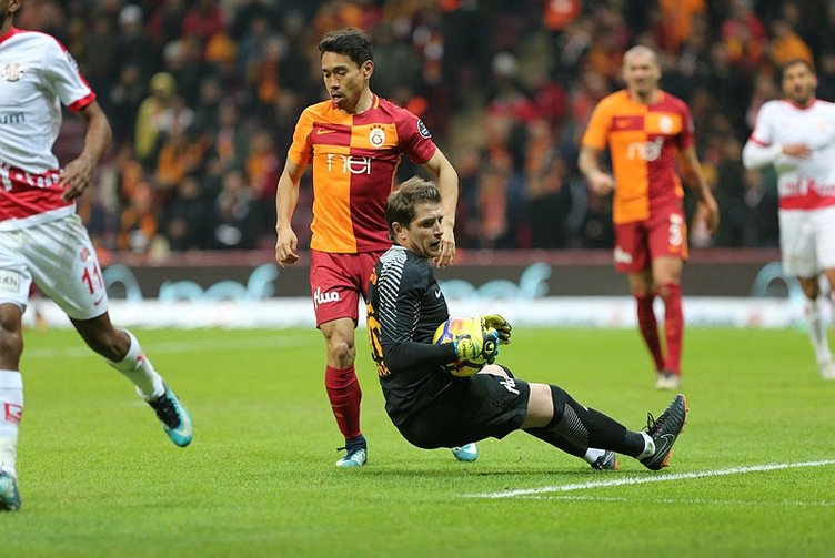 Galatasaray'da ilk ayrılık gerçekleşti