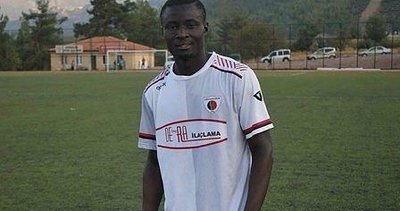 Nijeryalı genç futbolcu sahada kalbine yenildi