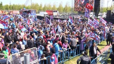 Trabzonsporlu taraftarlar şampiyonluk kutlaması için Yenikapı'da!