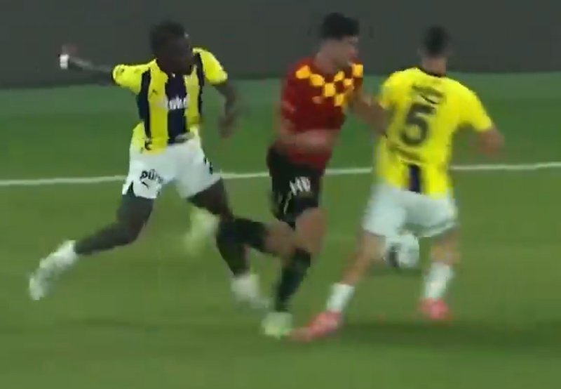 goztepenin-fenerbahceye-attigi-gol-vardan-dondu-iste-o-pozisyon-1723922902536.jpg