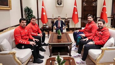 Cumhurbaşkanı Yardımcısı Fuat Oktay milli güreşçiler Rıza Kayaalp ve TahaAkgül'ü kabul etti