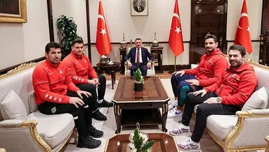 Oktay Riza Cumhurbaşkanı Yardımcısı Fuat Oktay milli güreşçiler Rıza Kayaalp ve ...