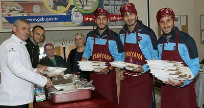 Trabzonspor yemek verdi, futbolcular davetlilere servis yaptı