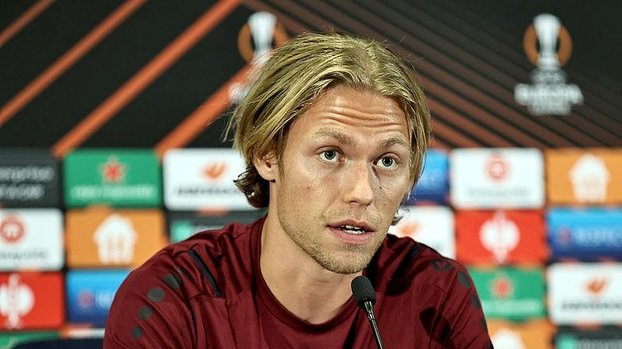 FENERBAHÇE HABERLERİ - Basın toplantısında rakip oyuncu Viktor Fischer'dan olay hareket! (FB spor haberi)