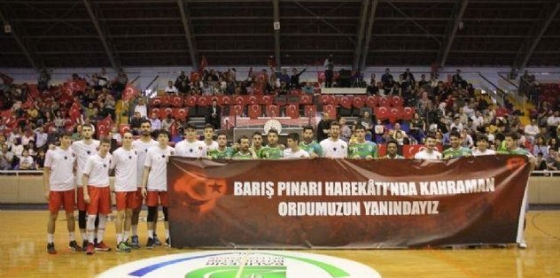 Basketbol maçında barış pınarı harekatına destek