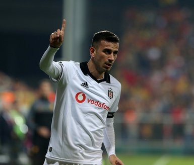 Beşiktaşlı futbolcu Oğuzhan Özyakup, Demet Özdemir’i unutamadı