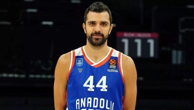 Anadolu Efes eski oyuncusu Krunoslav Simon’un 44 numaralı formasını emekli edecek