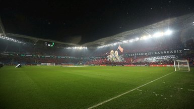 Trabzonspor Basel maçında depremden etkilenen illerimiz için 'Burada' tezahüratı