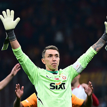 Muslera’dan üst üste 2 kritik kurtarış!