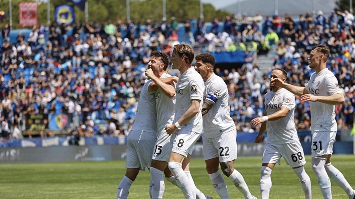 Napoli 3 puanı 3 golle aldı!