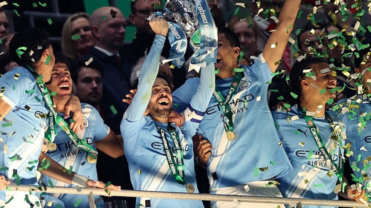 Arsenal'i yenen Manchester City İngilte Lig Kupası'nı müzesine götürdü!