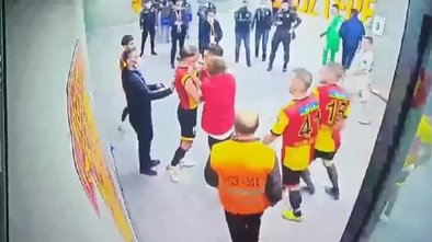 FENERBAHÇE HABERLERİ - İşte o kavganın görüntüleri! İrfan Can Kahveci'yi yakan anları izleyin