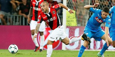 Napoli, Sneijder'e acımadı